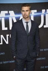 Theo James - на премьере фильма 'Divergent' at Sony Centre, Берлин, 1 апреля 2014 (129xHQ) Pq5WY3bg