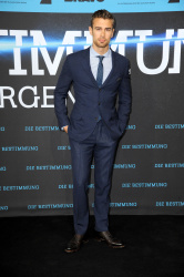 Theo James - на премьере фильма 'Divergent' at Sony Centre, Берлин, 1 апреля 2014 (129xHQ) QKenfUR5