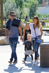 Jessica Alba - Jessica and her family spent a day in Coldwater Park in Los Angeles (2015.02.08.) (196xHQ) QQkLqi1B