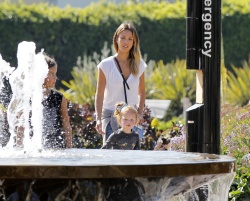 Jessica Alba - Jessica and her family spent a day in Coldwater Park in Los Angeles (2015.02.08.) (196xHQ) QqDRnuTx