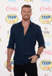 Derek Theler - Teen Choice Awards 2014 - Arrivals (August 10, 2014) - 3xHQ Rb2ANPNG
