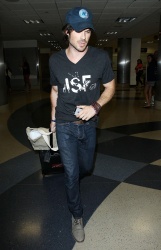 Ian Somerhalder - Arriving at LAX airport in Los Angeles - July 13, 2014 - 17xHQ S96kJxK9