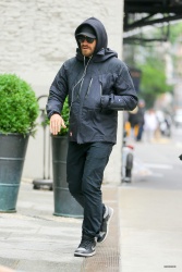Jake Gyllenhaal - Out & About In New York City 2015.06.01 - 22xHQ ST7KkHpm