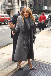 Jennifer Lopez - Leaving 'Good Morning America' in NYC, 19 января 2015 (16xHQ) SUJV3zaE