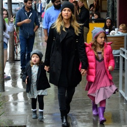 Jessica Alba - Shopping with her daughters in Los Angeles, 10 января 2015 (89xHQ) SkbEaSUJ