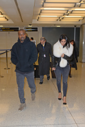 Kim Kardashian и Kanye West - Arriving at JFK airport in New York, 7 января 2015 (63xHQ) UwLxmij4