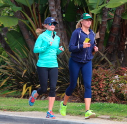 Reese Witherspoon - Out jogging in Brentwood - February 28, 2015 (15xHQ) V9nrGIpM