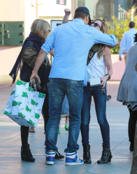 Josh Duhamel and Fergie - spotted out for lunch with friends at The Ivy At The Shore Restaurant in Santa Monica - January 17, 2015 - 12xHQ VJfPOx0G