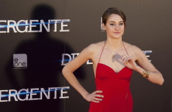 Shailene Woodley, Theo James - на премьере фильма 'Divergent' at Callao Cinema, Мадрид, 3 апреля 2014 (302xHQ) VgP70IS5