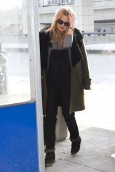 Kate Hudson - at JFK airport in NYC - February 19, 2015 (16xHQ) VpoCJgZZ