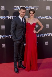 Shailene Woodley, Theo James - на премьере фильма 'Divergent' at Callao Cinema, Мадрид, 3 апреля 2014 (302xHQ) W88jt02O