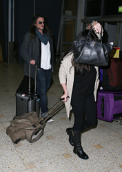 Holly Marie Combs - Shannen Doherty и Holly Marie Combs - arriving in Sydney, 26 марта 2014 (50xHQ) WFy96yos