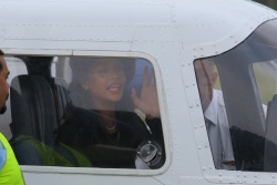 Rihanna - Boarding a private jet in Saint Barthélemy, 4 января 2015 (11xHQ) WUoQduqJ