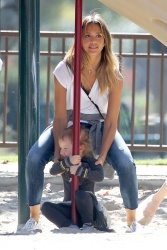Jessica Alba - Jessica and her family spent a day in Coldwater Park in Los Angeles (2015.02.08.) (196xHQ) WgSr2N6K