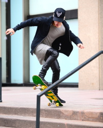 Justin Bieber - Justin Bieber - Skating in New York City (2014.12.28) - 41xHQ WhWn3Ytl