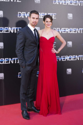 Shailene Woodley, Theo James - на премьере фильма 'Divergent' at Callao Cinema, Мадрид, 3 апреля 2014 (302xHQ) XXLPHM5z