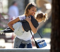 Jessica Alba - Jessica and her family spent a day in Coldwater Park in Los Angeles (2015.02.08.) (196xHQ) Xf6R91ju