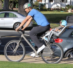 Josh Duhamel - took his son Axl for a bike ride in Santa Monica - March 7, 2015 - 32xHQ XjweyFCC