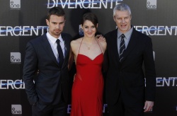 Shailene Woodley, Theo James - на премьере фильма 'Divergent' at Callao Cinema, Мадрид, 3 апреля 2014 (302xHQ) YWTqoTUq