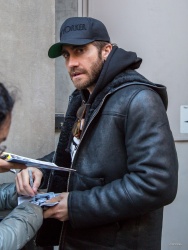 Jake Gyllenhaal - Outside The Samuel J. Friedman Theatre In NYC 2015.01.28 - 5xHQ Z3K4X69u