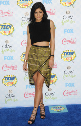 Kendall & Kylie Jenner - At the FOX's 2014 Teen Choice Awards, August 10, 2014 - 115xHQ Z8D0nTfl