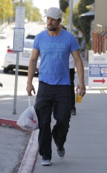 Josh Duhamel - getting lunch to-go in Brentwood, California - March 7, 2015 - 9xHQ ZDEHGE31