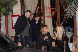 Kristen Stewart - Leaving Fendi restaurant in Paris - February 19, 2015 (4xHQ) ZETJTPVH