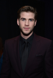 Liam Hemsworth - 2013 People's Choice Awards at the Nokia Theatre in Los Angeles, California - January 9, 2013 - 8xHQ ZY0ArUcn