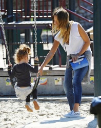 Jessica Alba - Jessica and her family spent a day in Coldwater Park in Los Angeles (2015.02.08.) (196xHQ) ZxDnCGHm