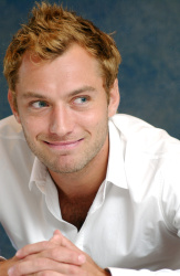 Jude Law - Jude Law - Sky Captain and the World of Tomorrow press conference portraits by Vera Anderson (New York, August 25, 2004) - 8xHQ ZxeRtDXH